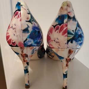 Floral print pumps